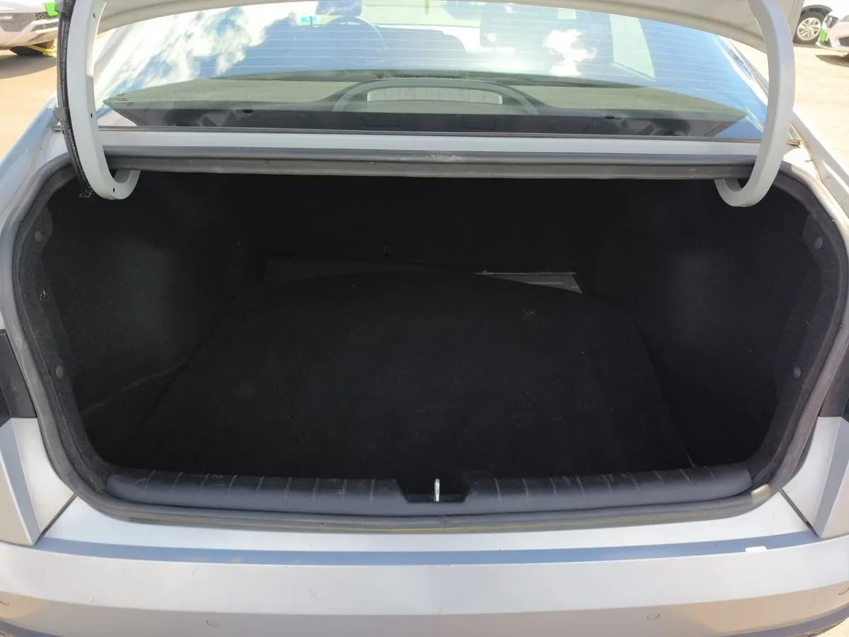 Hyundai Accent 1.5 Plus 4x2 Mt 4p año 2024
