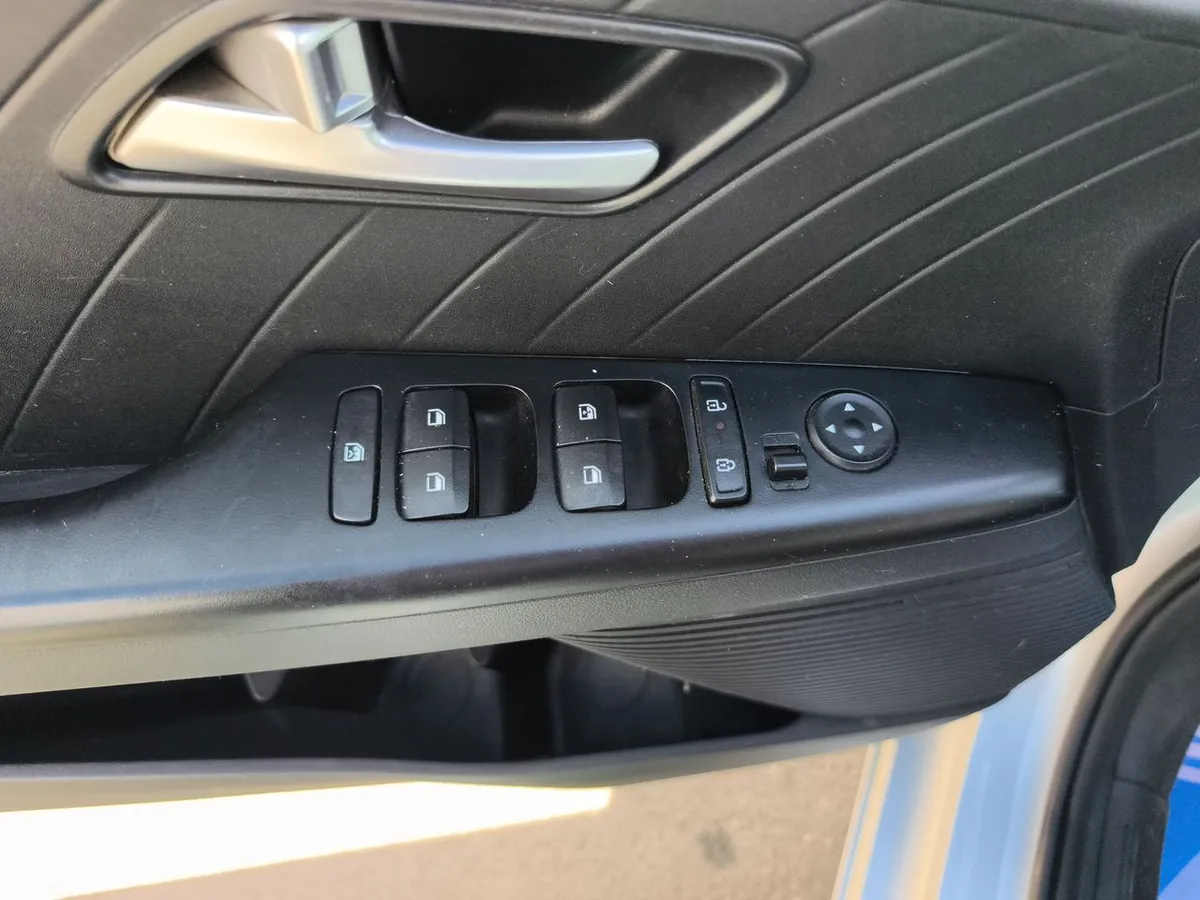 Hyundai Accent 1.5 Plus 4x2 Mt 4p año 2024