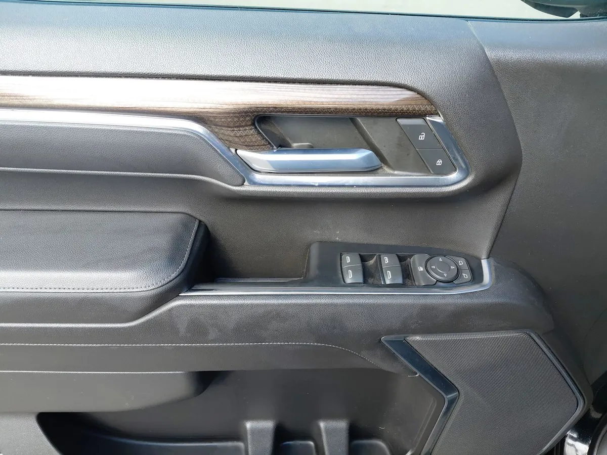 Chevrolet Silverado 5.3 Lt Trail Boss Z71 4x4 At 4p año 2023