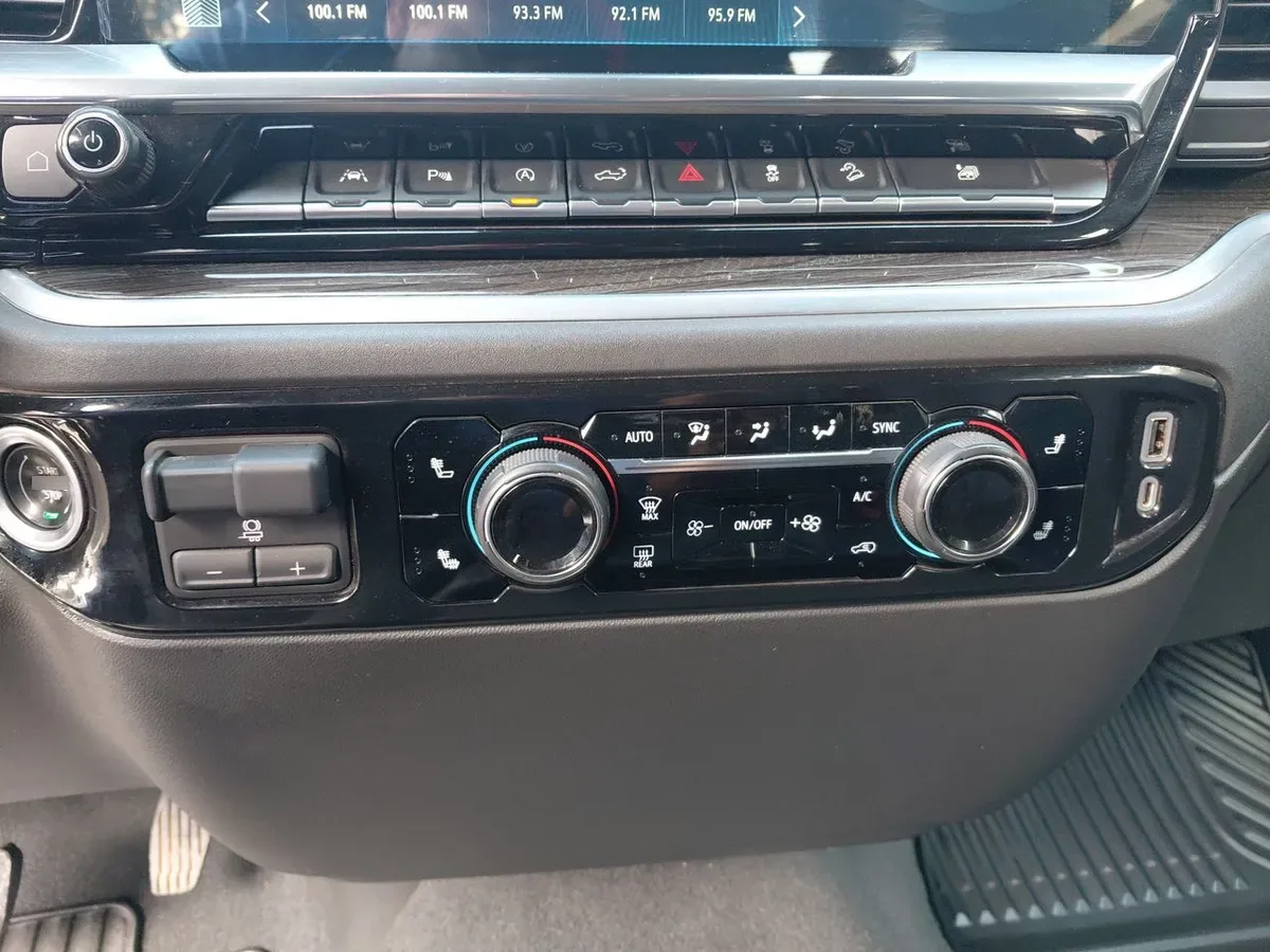 Chevrolet Silverado 5.3 Lt Trail Boss Z71 4x4 At 4p año 2023