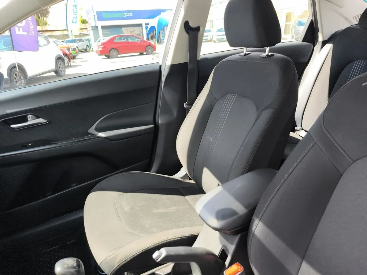 Hyundai Accent 1.5 Plus 4x2 Mt 4p año 2024