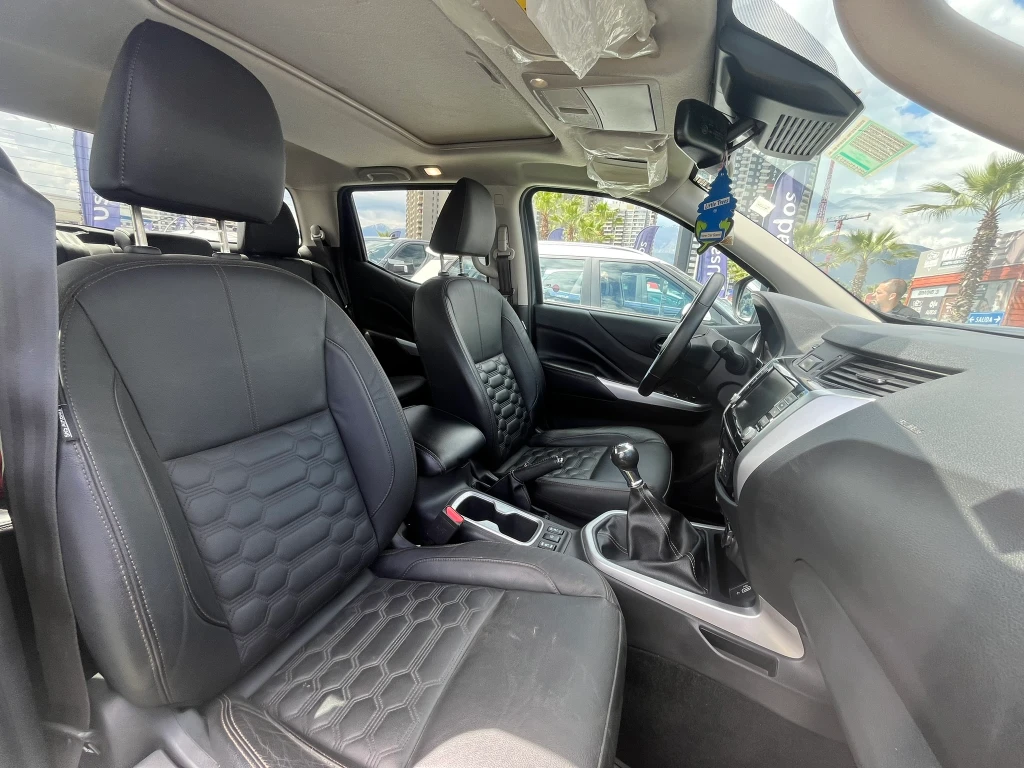 Nissan Navara 2.3d Platinum Diesel 4x4 Dob.cab. Mt 4p año 2023