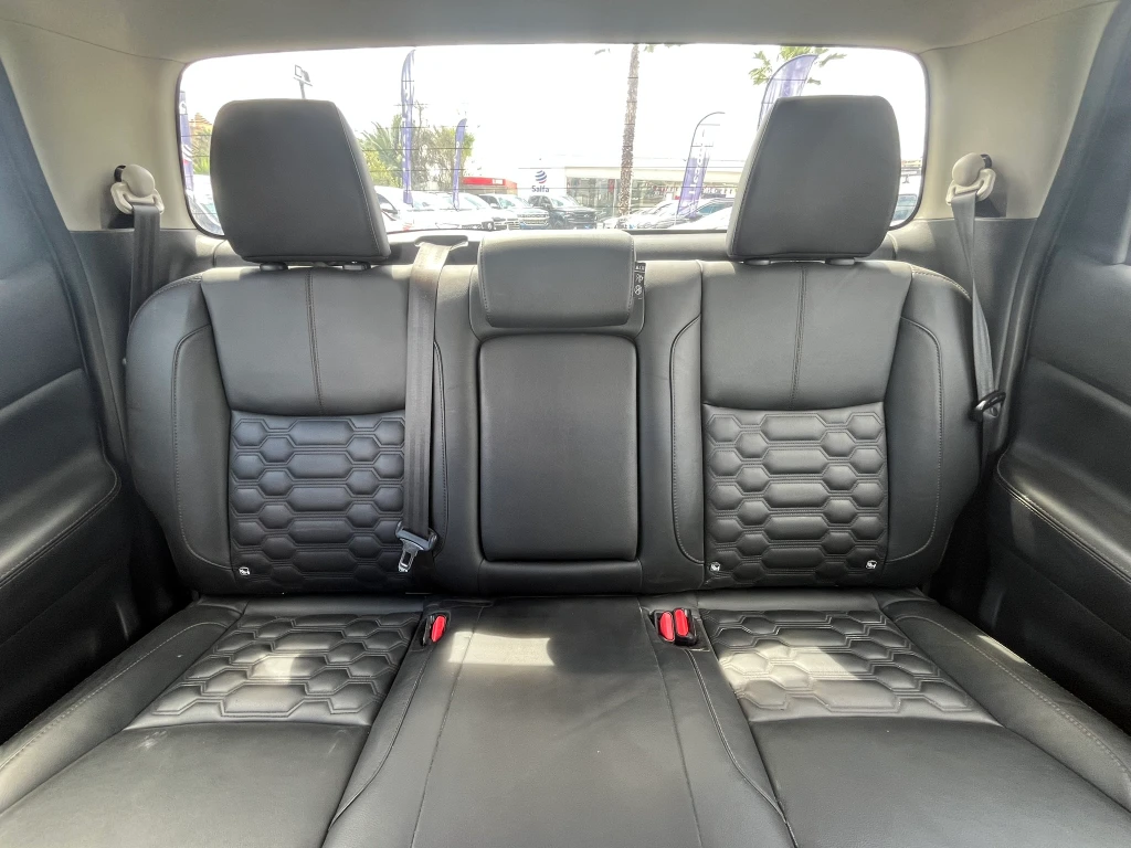 Nissan Navara 2.3d Platinum Diesel 4x4 Dob.cab. Mt 4p año 2023
