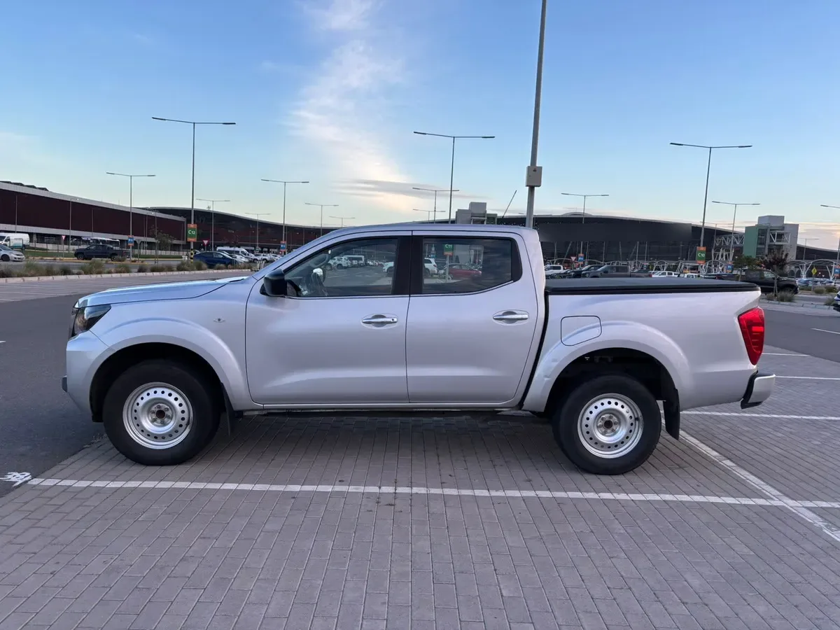 NISSAN NAVARA 2.3 Dc Xe Mt 4x2 Diesel año 2022