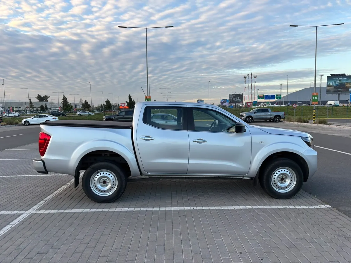 NISSAN NAVARA 2.3 Dc Xe Mt 4x2 Diesel año 2022