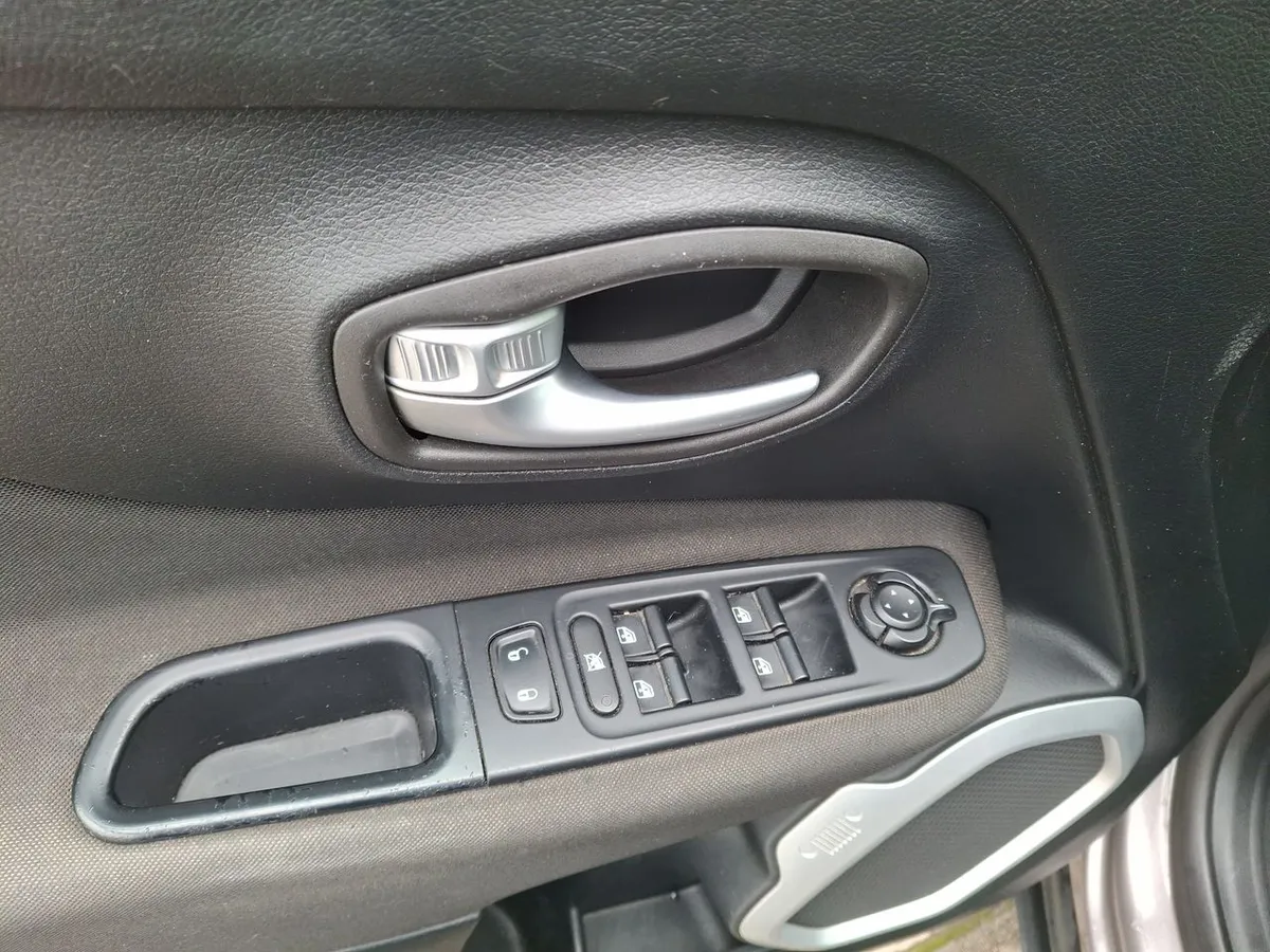 Jeep Renegade 1.8 Sport Lx 4x2 Radio 5 Mt 5p año 2019