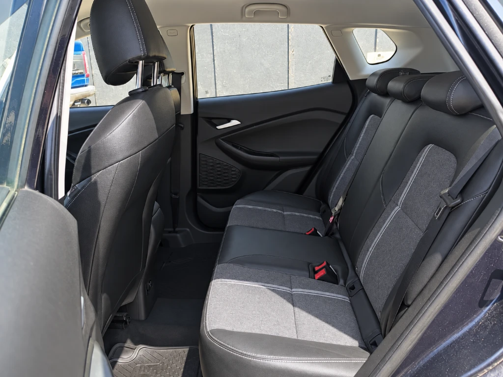 Chevrolet Tracker 1.2t Ltz R 4x2 At 5p año 2025