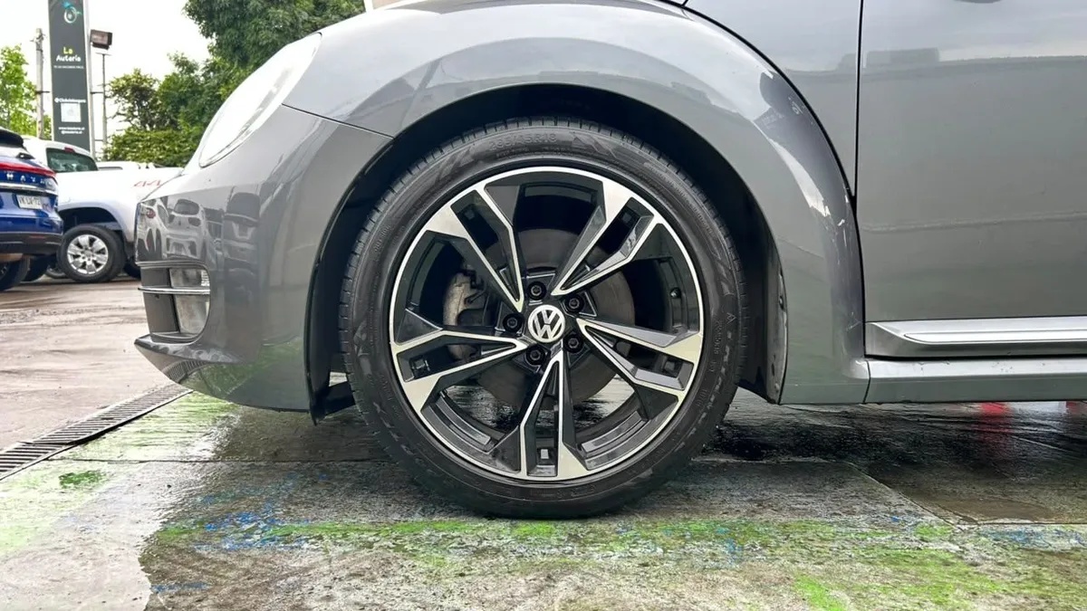 Volkswagen Beetle 1.4 Design 4x2 At 3p año 2015