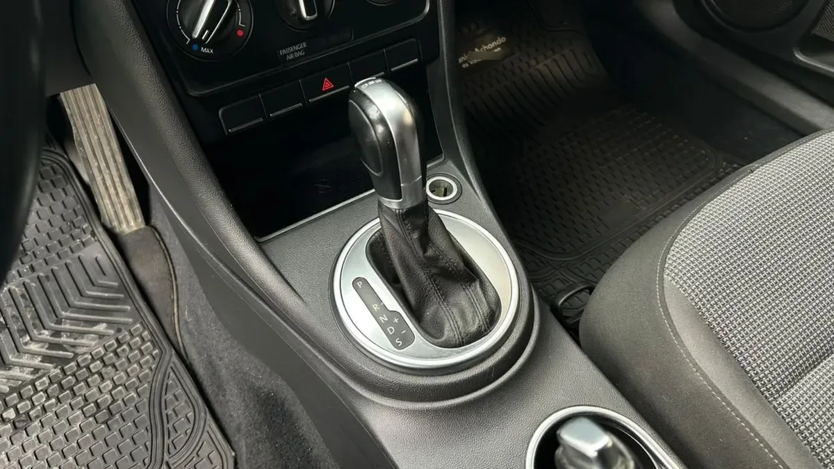 Volkswagen Beetle 1.4 Design 4x2 At 3p año 2015