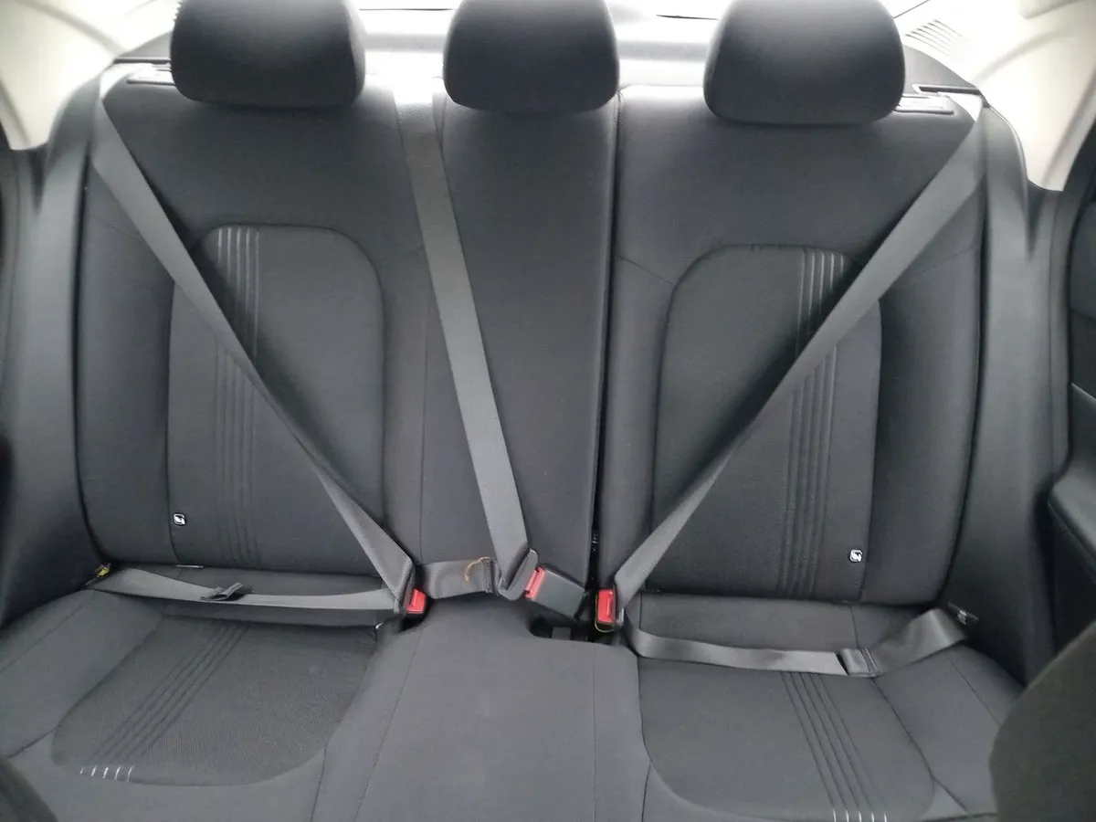 Hyundai Accent 1.5 Desing 4x2 At 4p año 2025