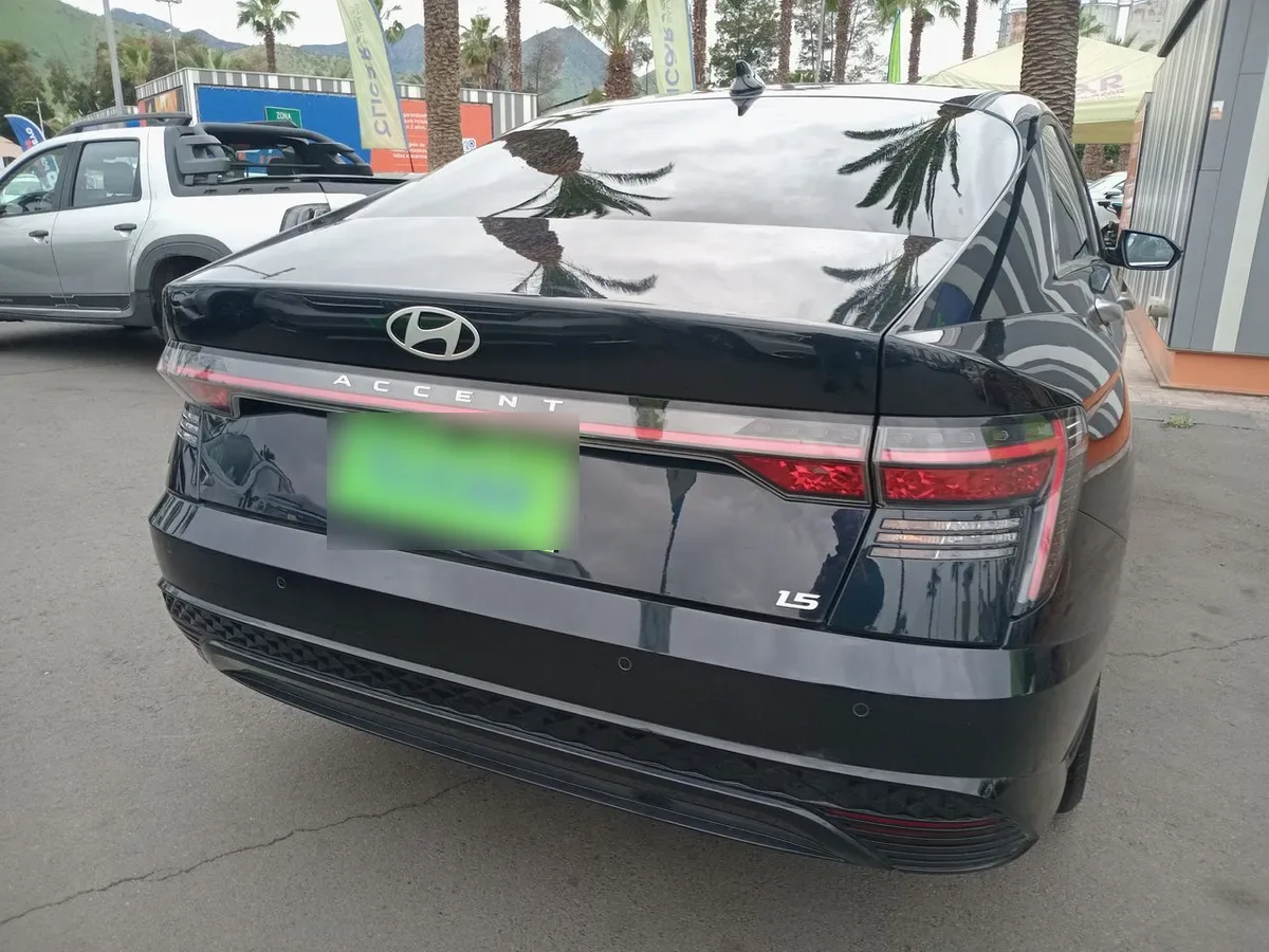 Hyundai Accent 1.5 Desing 4x2 At 4p año 2025
