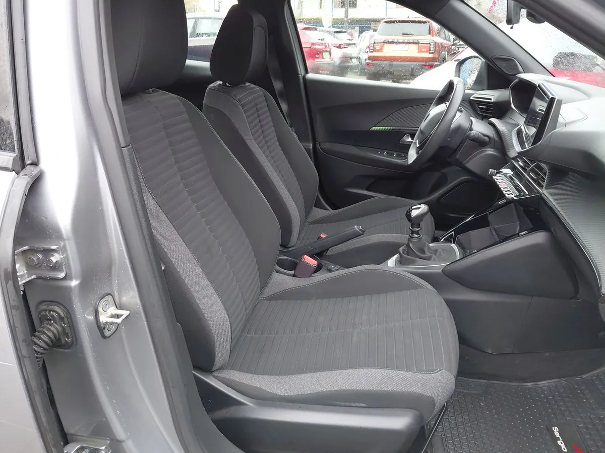 Peugeot 2008 1.2 Active Pack Puretech 130hp 4x2 Mt 5p año 2024