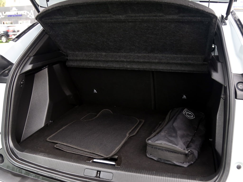 Peugeot 2008 Blue Hdi 1.5 Aut año 2025