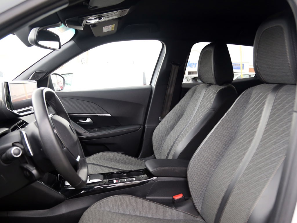 Peugeot 2008 Blue Hdi 1.5 Aut año 2025