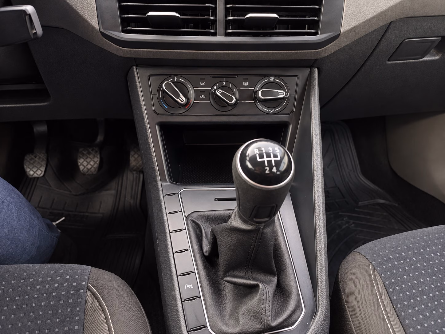 Volkswagen Virtus Mt5 Trendline Esc año 2019