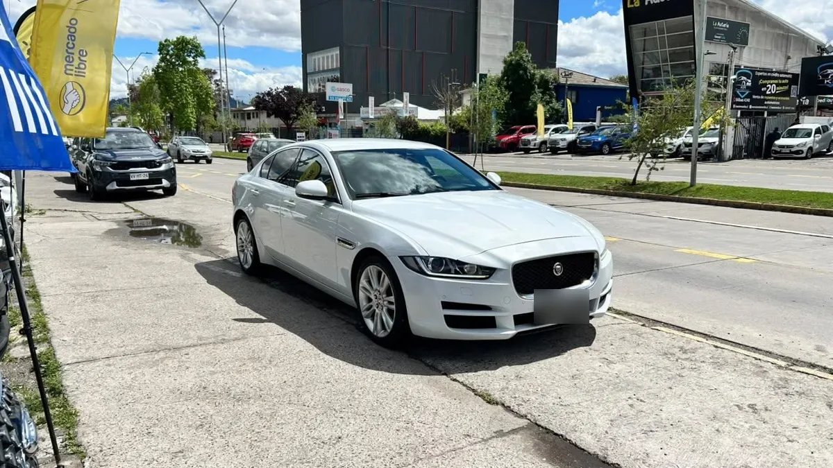 Jaguar Xe 2.0 año 2018