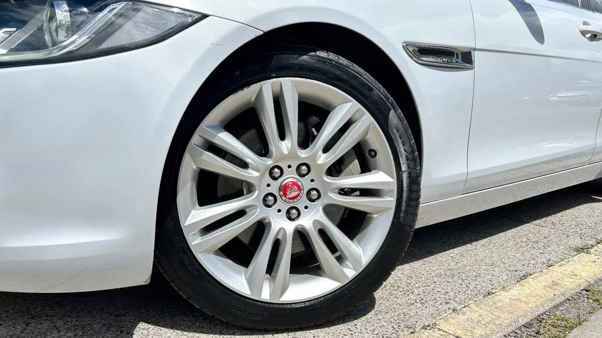 Jaguar Xe 2.0 año 2018