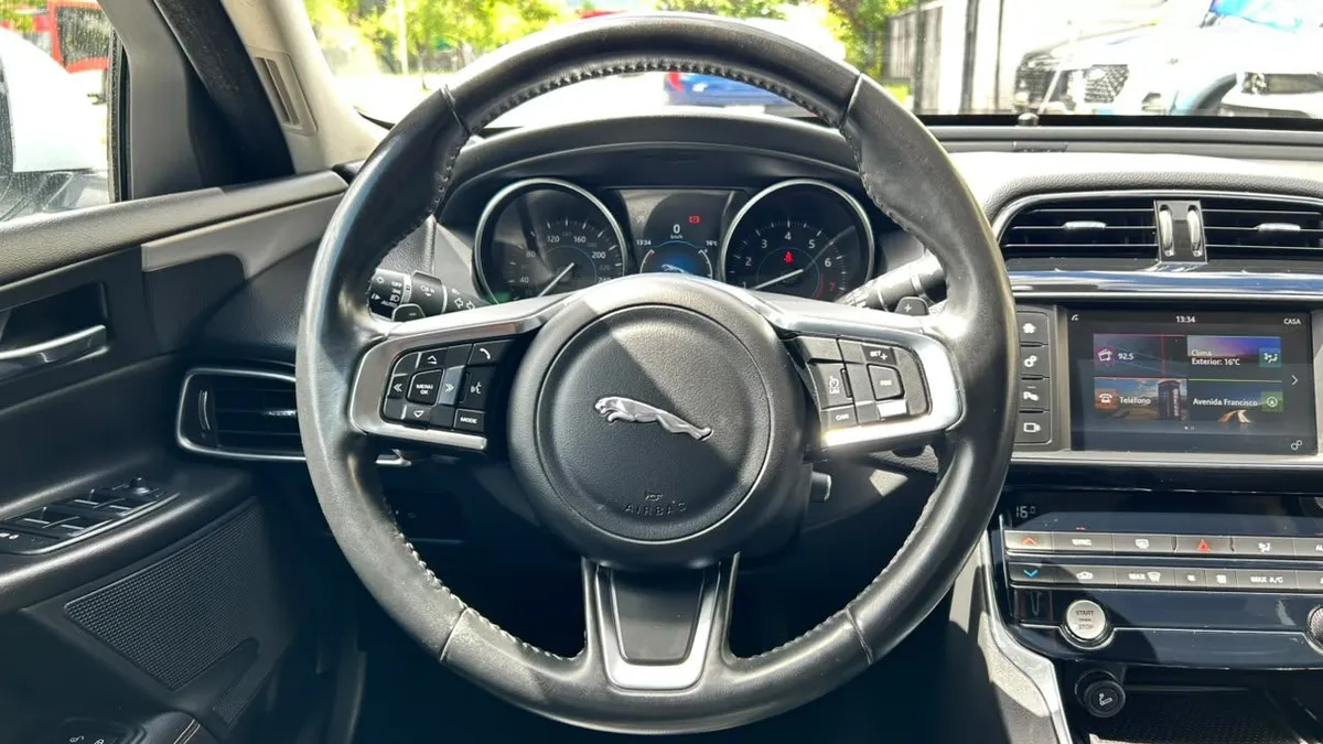 Jaguar Xe 2.0 año 2018