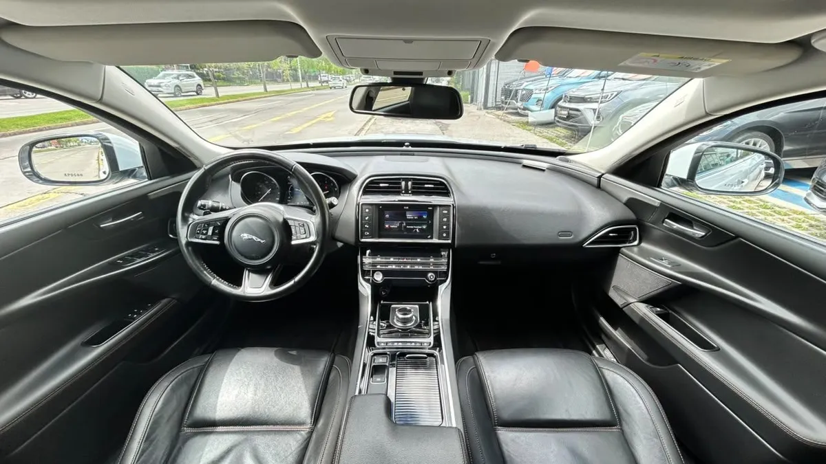 Jaguar Xe 2.0 año 2018