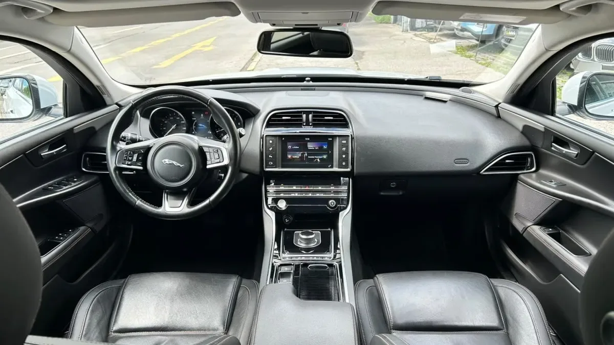 Jaguar Xe 2.0 año 2018