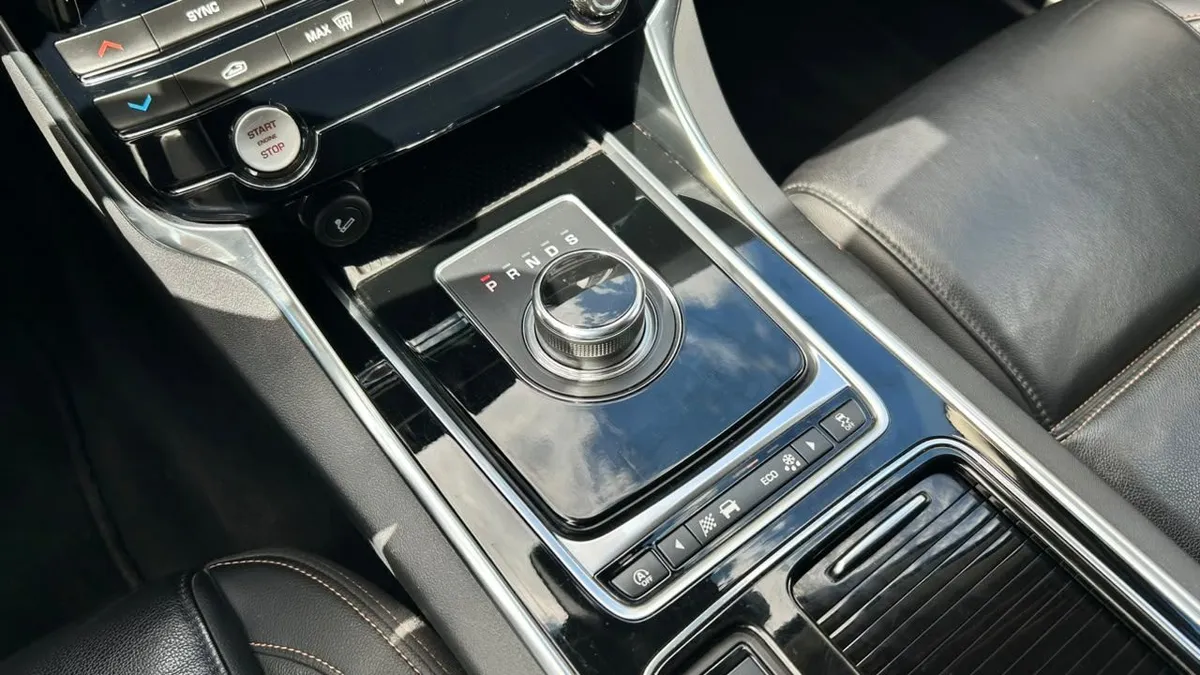 Jaguar Xe 2.0 año 2018