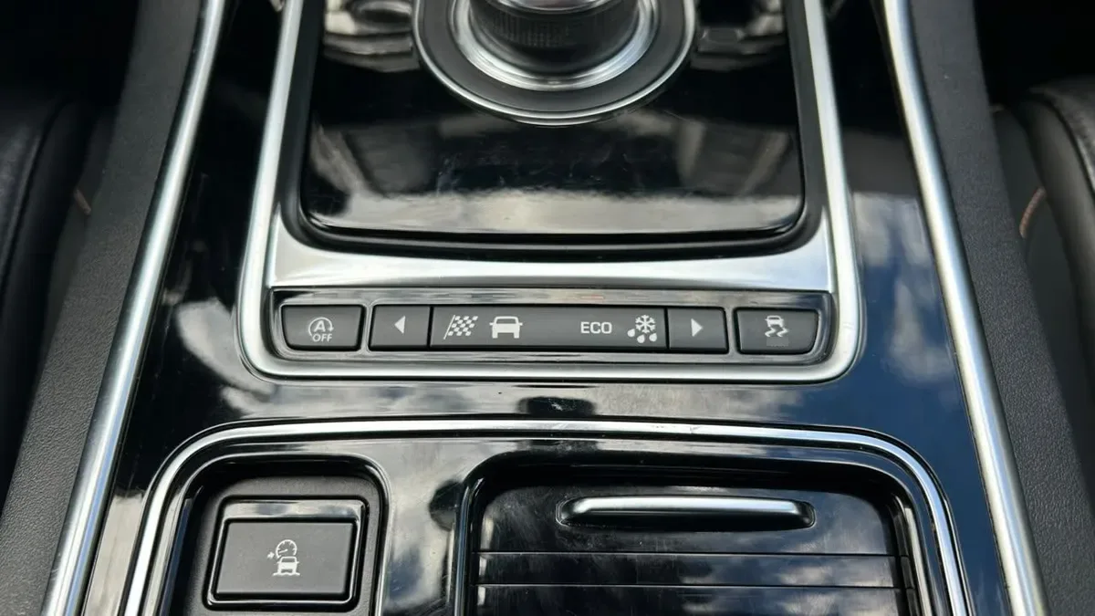 Jaguar Xe 2.0 año 2018