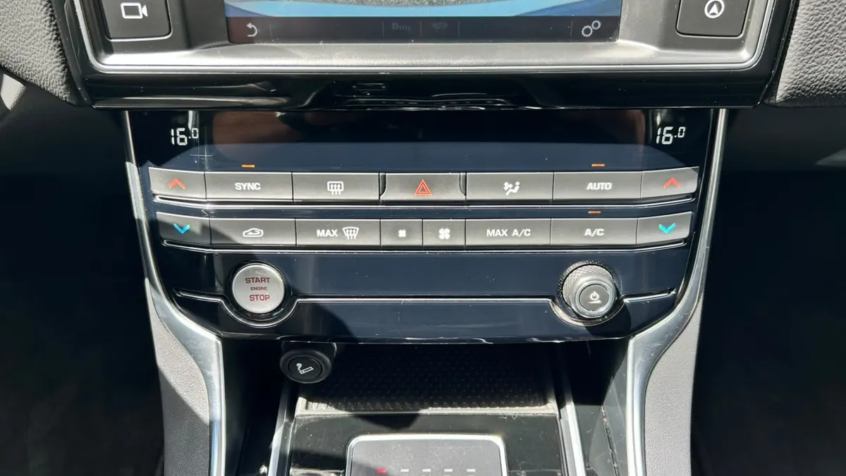 Jaguar Xe 2.0 año 2018