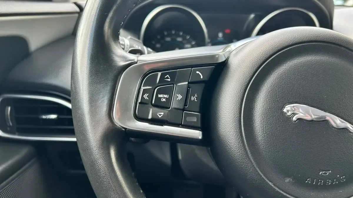 Jaguar Xe 2.0 año 2018