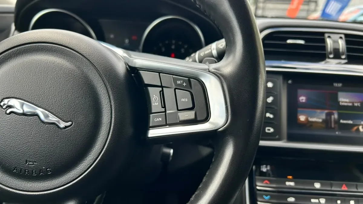 Jaguar Xe 2.0 año 2018