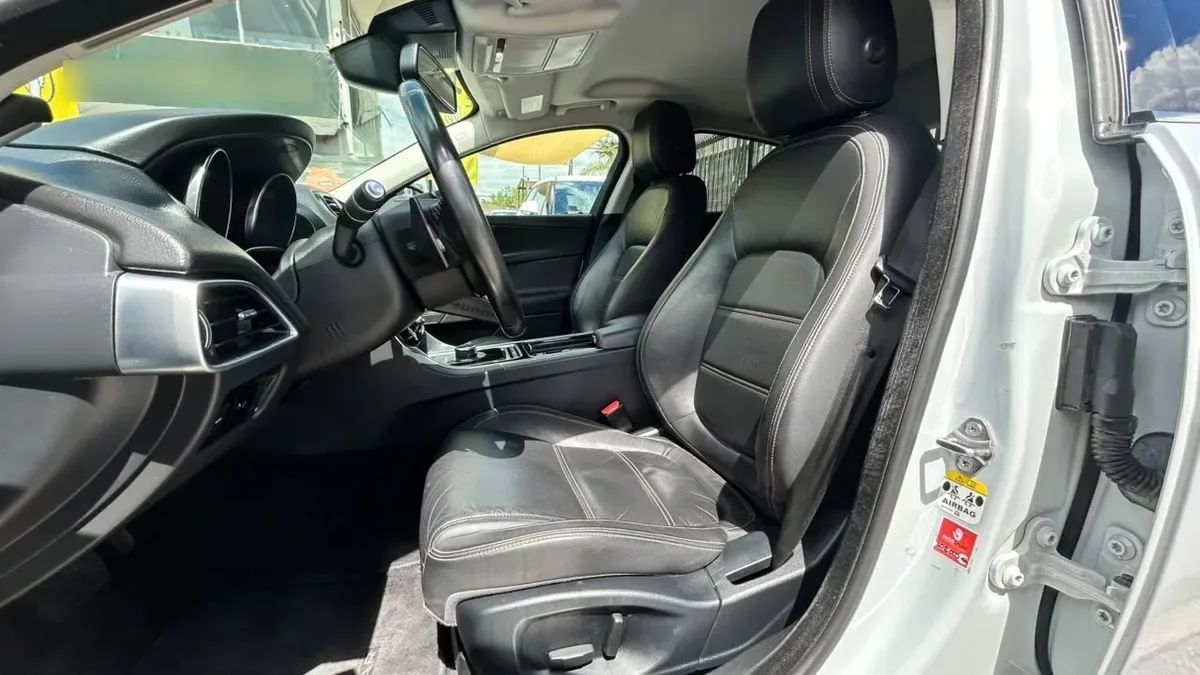 Jaguar Xe 2.0 año 2018