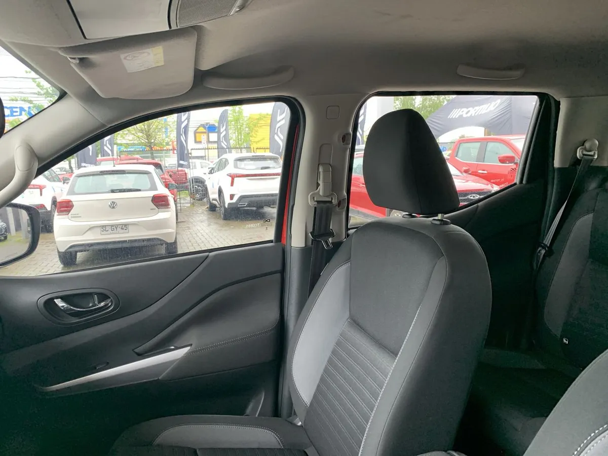 Nissan Navara 2.3d Xe Diesel 4x2 Dob.cab. Mt 4p año 2024