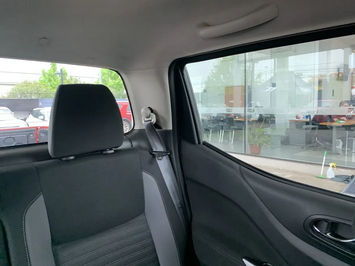 Nissan Navara 2.3d Xe Diesel 4x2 Dob.cab. Mt 4p año 2024