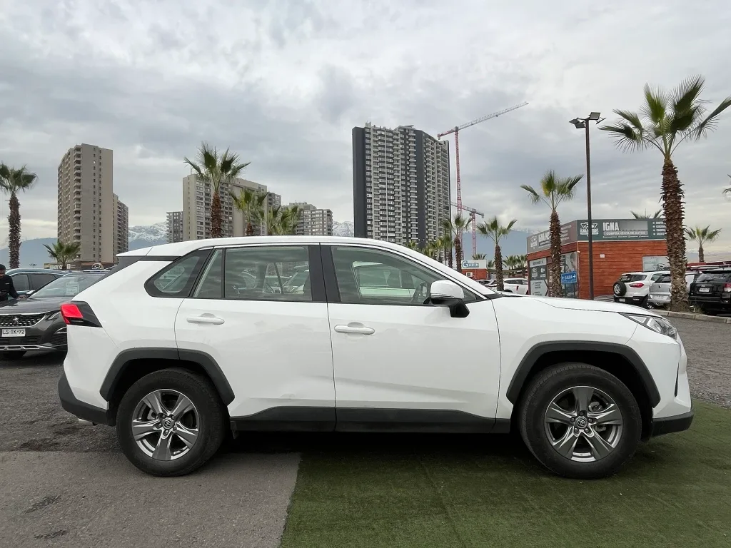 Toyota Rav4 2.0 Le 4x2 Cvt At 5p año 2025