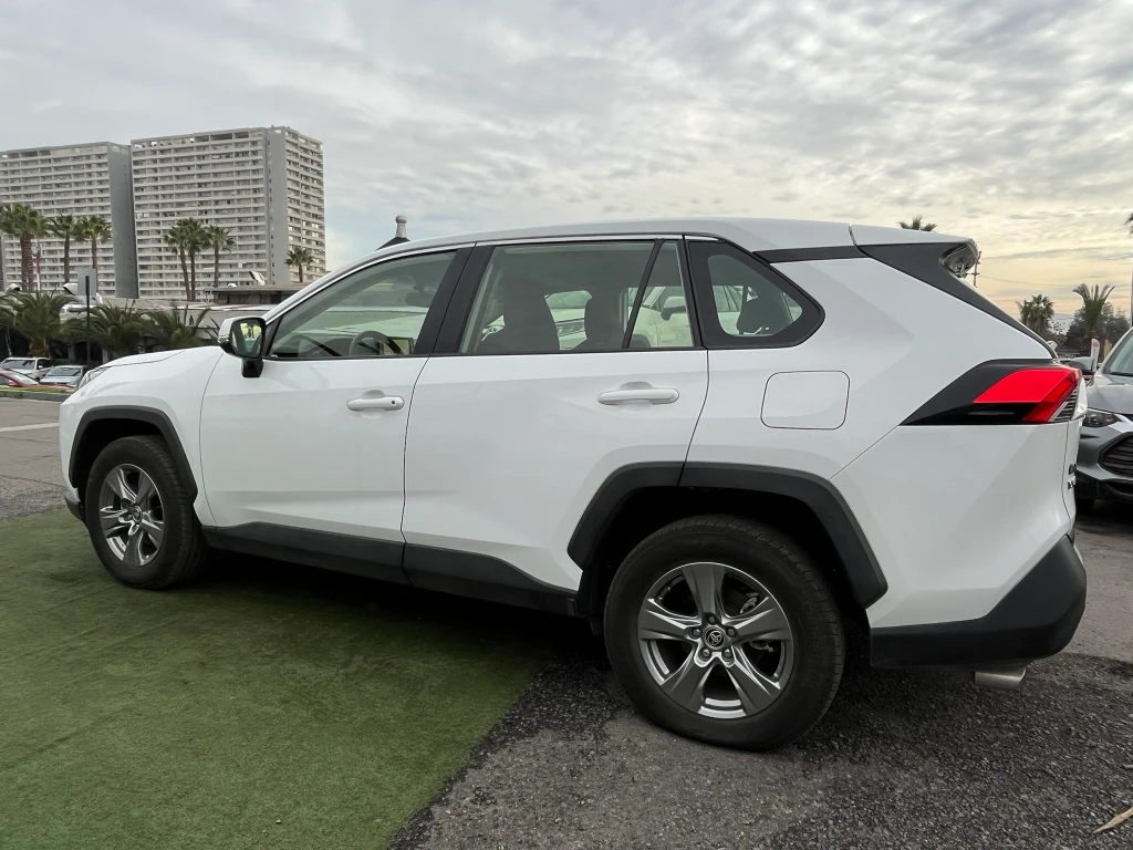 Toyota Rav4 2.0 Le 4x2 Cvt At 5p año 2025
