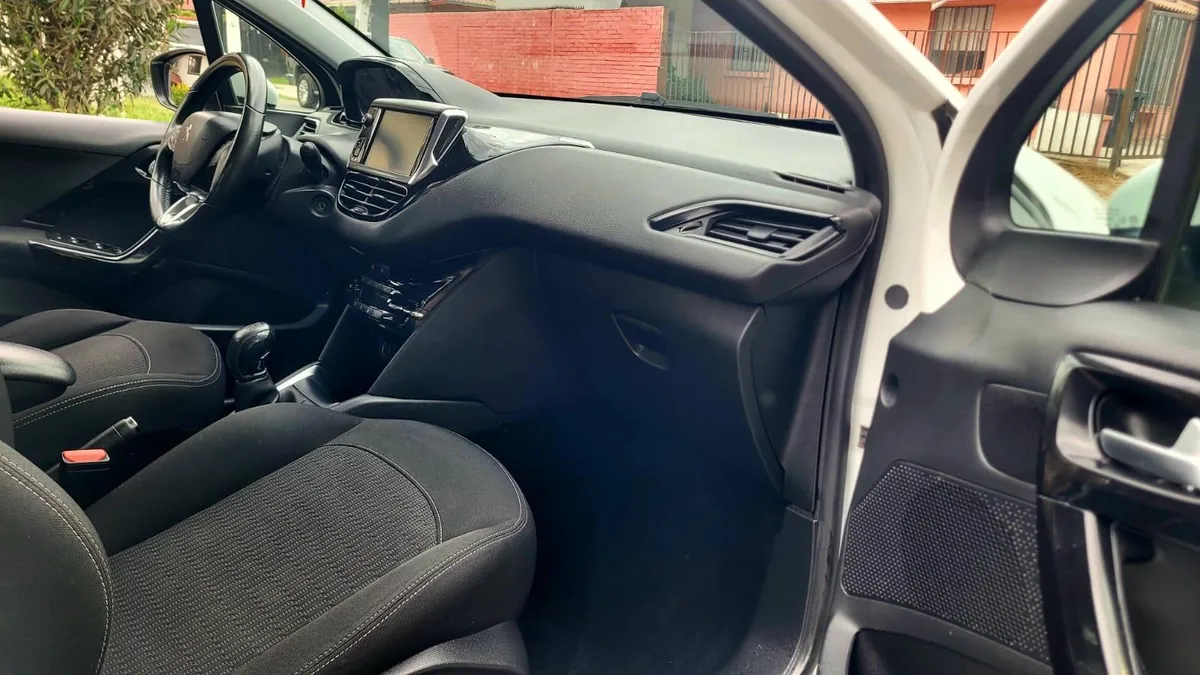 PEUGEOT 208 1.2 Signature Puretech Mt año 2019