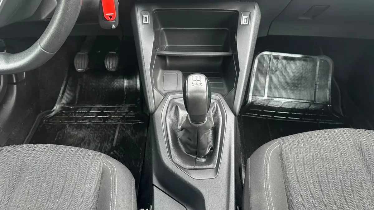 Peugeot 208 Style Puretech 75 1.2 año 2023