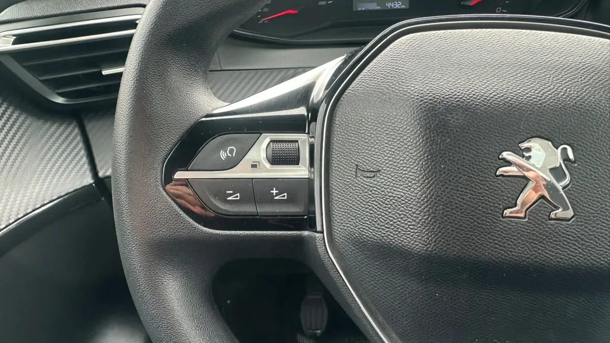 Peugeot 208 Style Puretech 75 1.2 año 2023