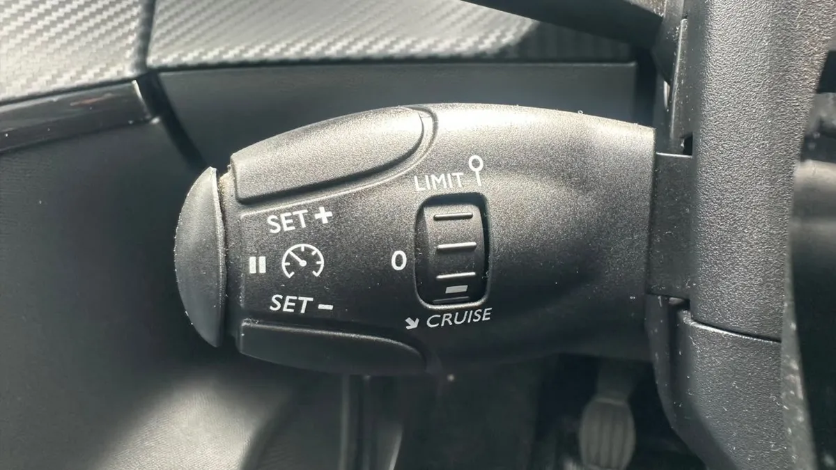 Peugeot 208 Style Puretech 75 1.2 año 2023