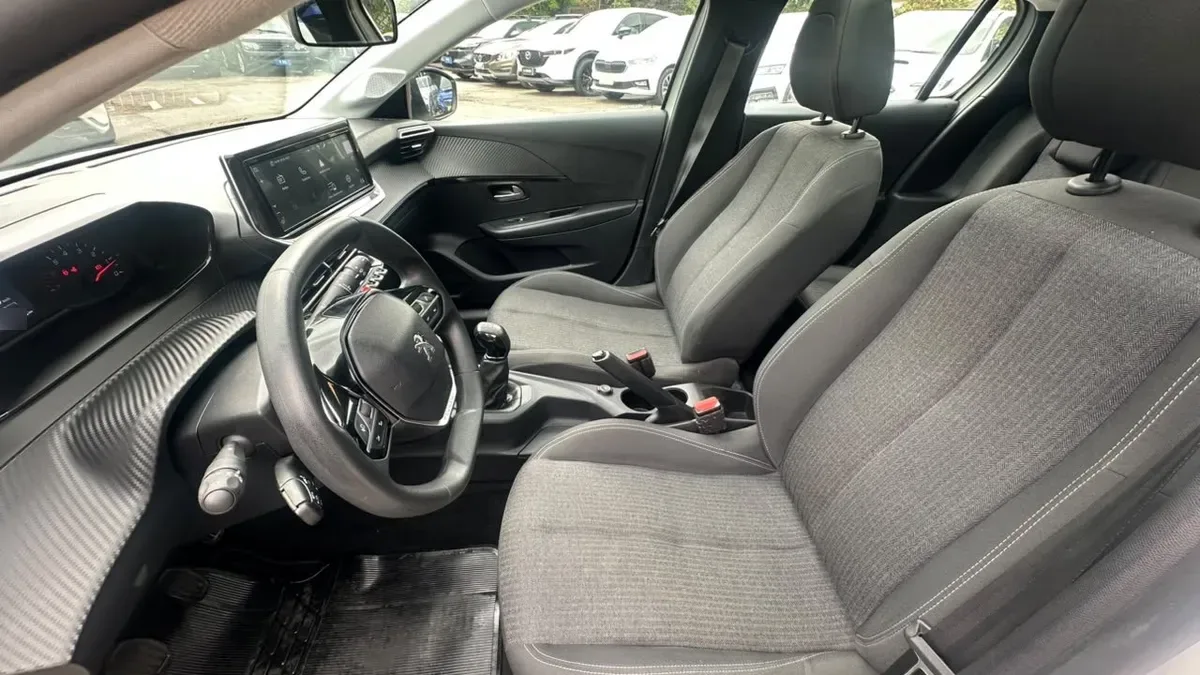 Peugeot 208 Style Puretech 75 1.2 año 2023