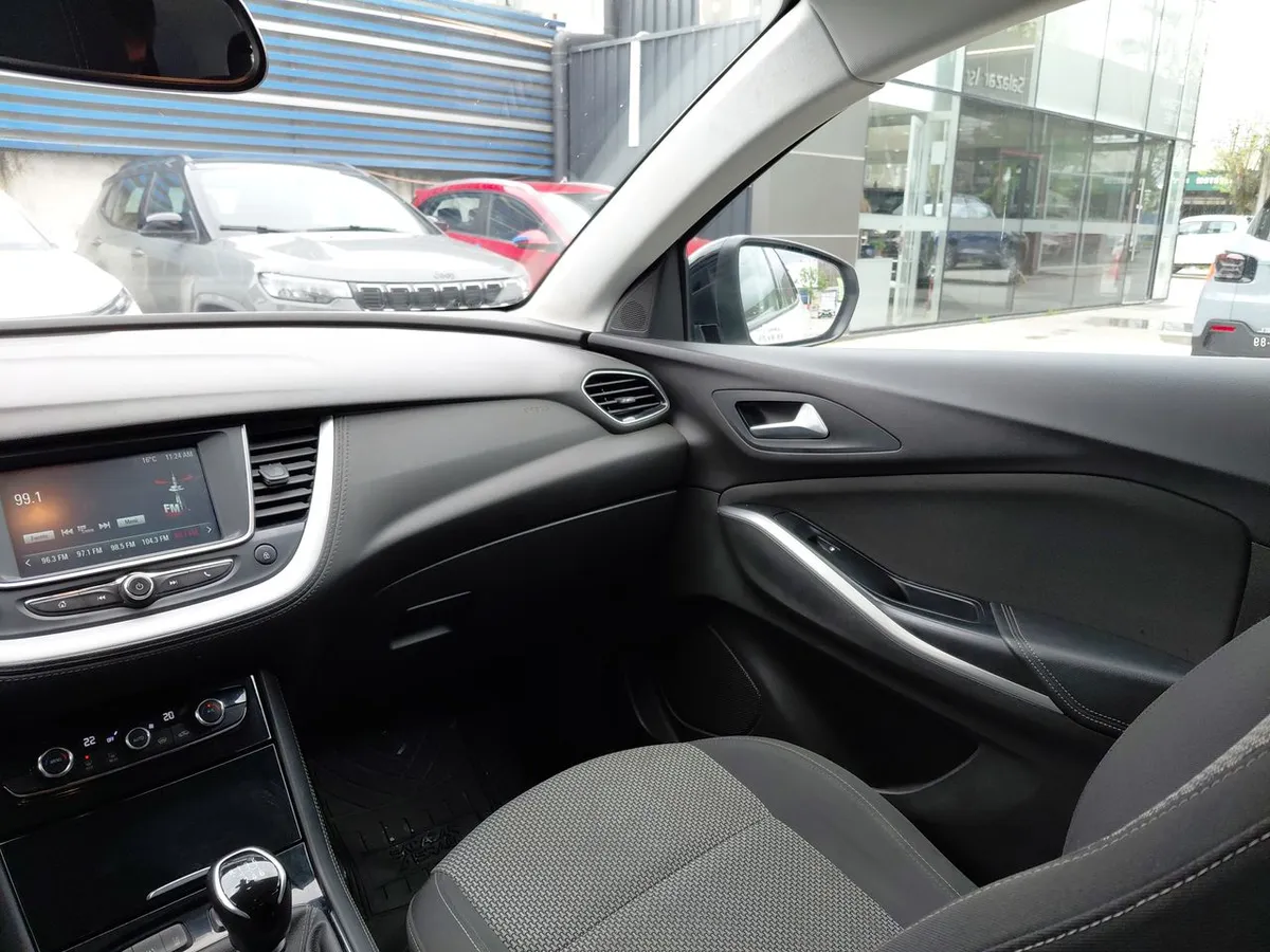 Opel Grandland 1.2t Dynamic 4x2 Mt6 5p año 2021