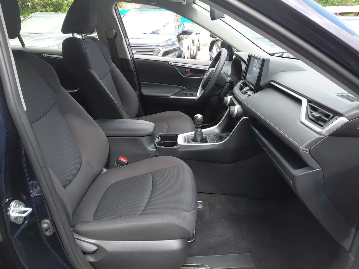 Toyota Rav 4 2.0 Le 4x2 Mt 5p año 2024