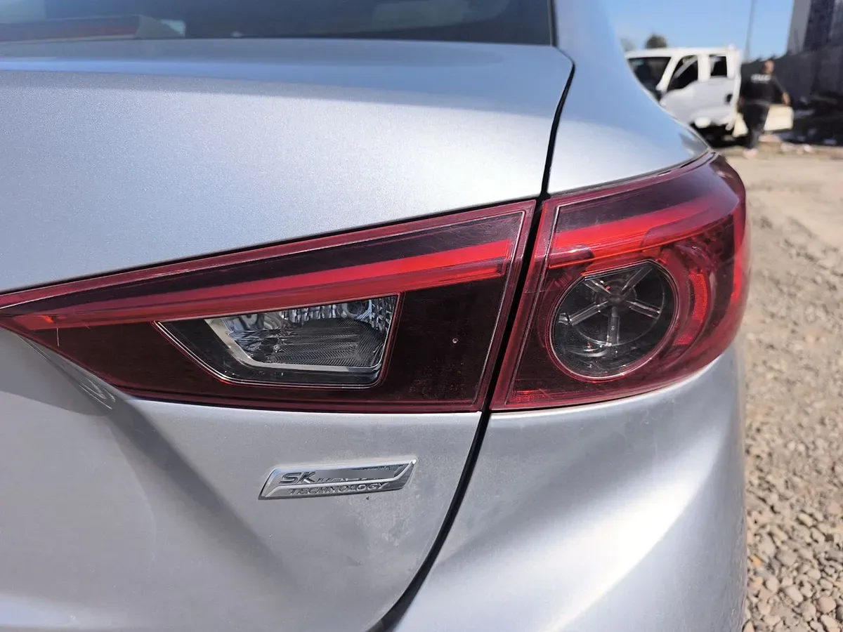 Mazda 3 2.0 V 4x2 Sdn Sunroof 6at 4p año 2017