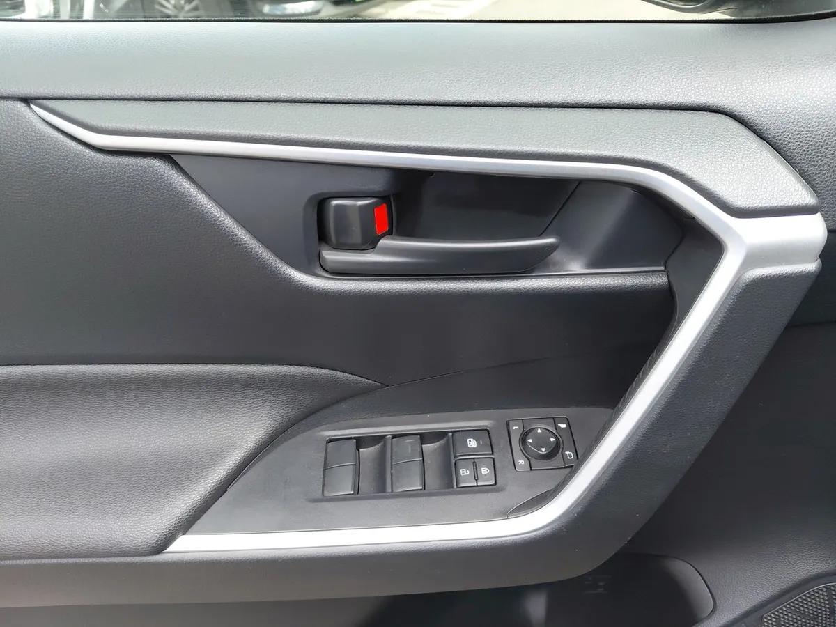Toyota Rav 4 2.0 Le 4x2 Mt 5p año 2024