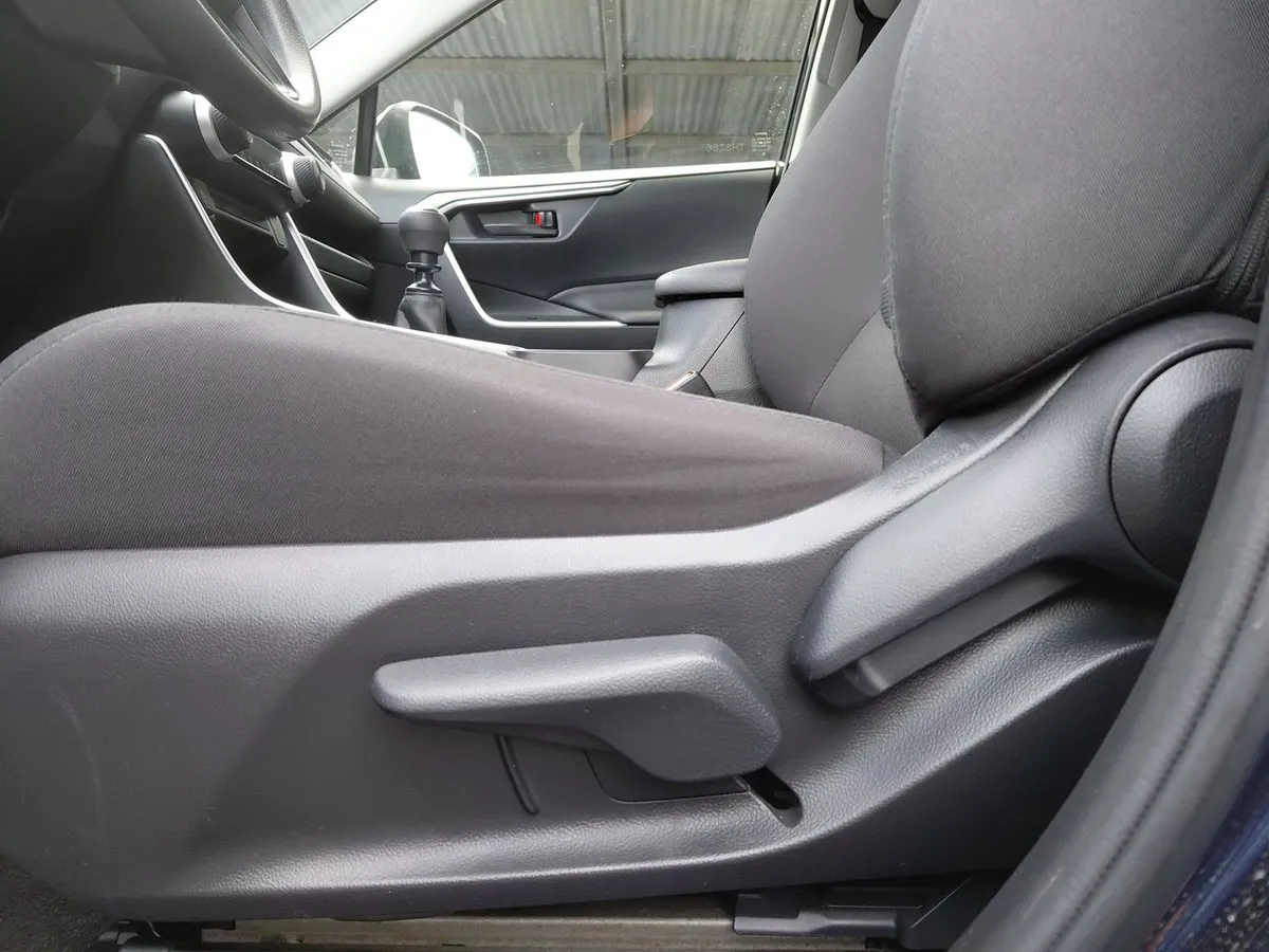 Toyota Rav 4 2.0 Le 4x2 Mt 5p año 2024