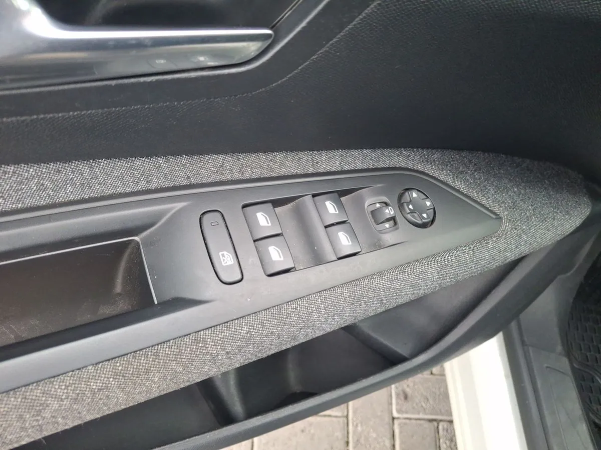 Peugeot 3008 1.2 Active Pack Puretech 130 4x2 Mt6 5p año 2023