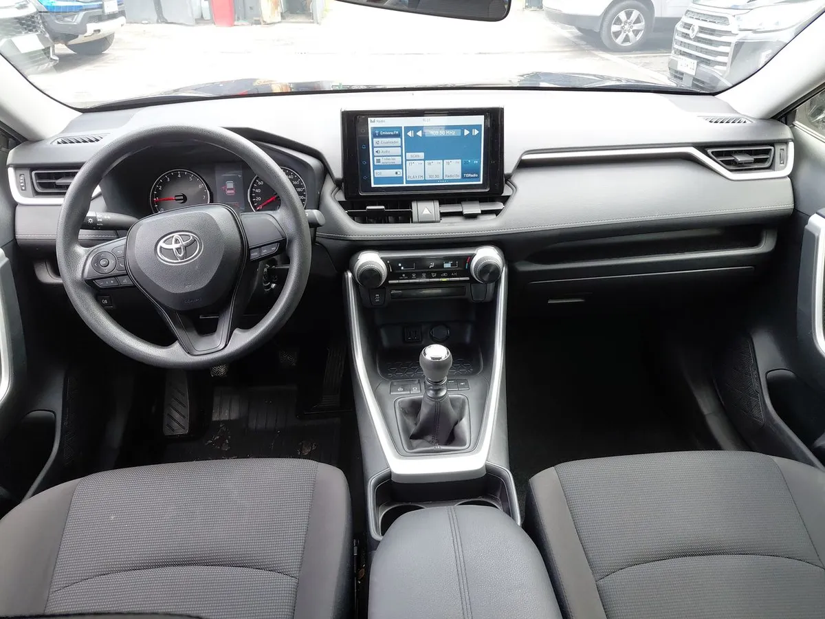 Toyota Rav 4 2.0 Le 4x2 Mt 5p año 2024