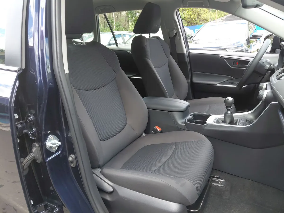 Toyota Rav 4 2.0 Le 4x2 Mt 5p año 2024