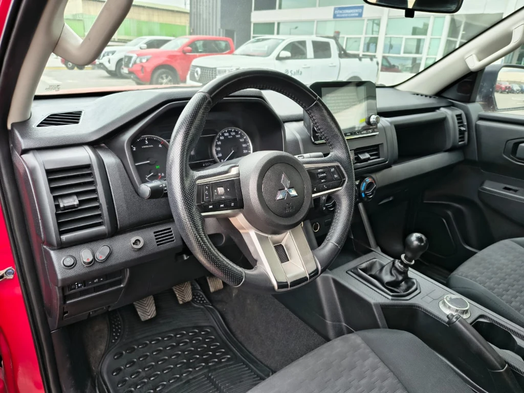 Mitsubishi L200 Katana D/c 2.4 Tdi Mt Xrt 4x4 año 2024