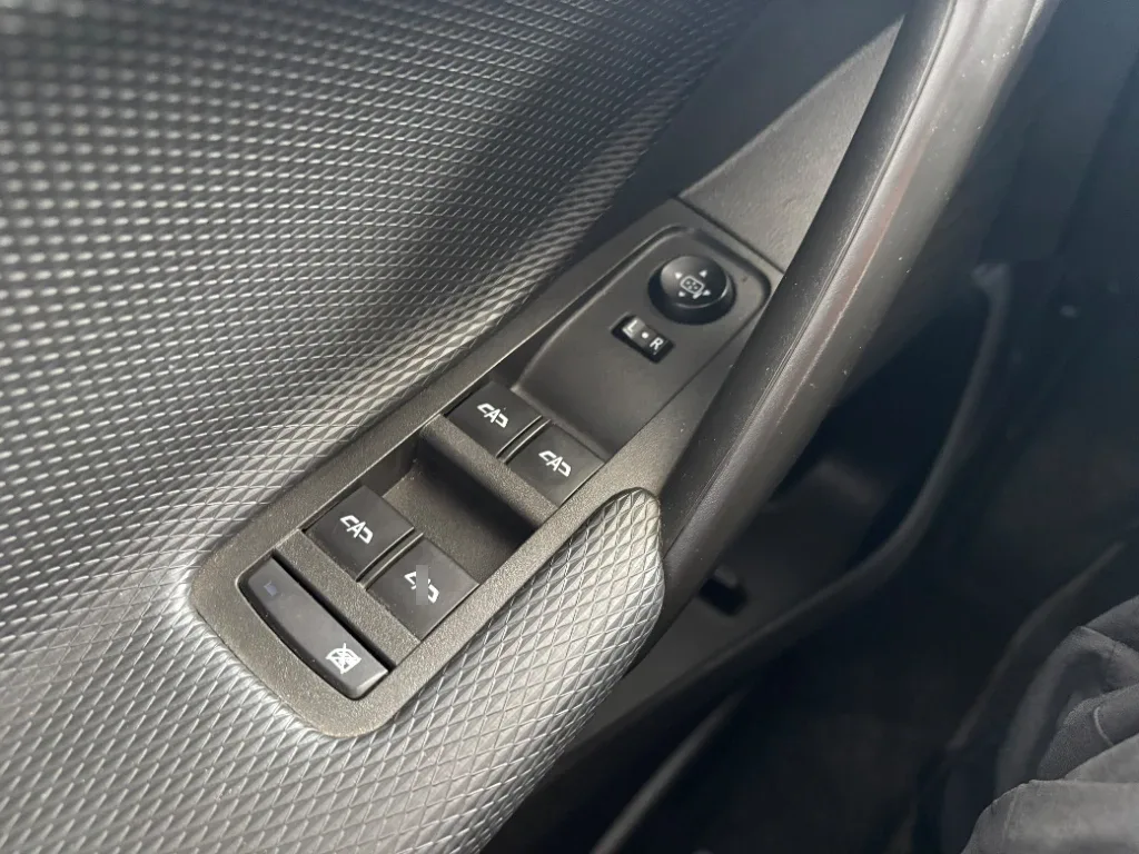 Chevrolet Tracker 1.2t Ltz R 4x2 At 5p año 2025