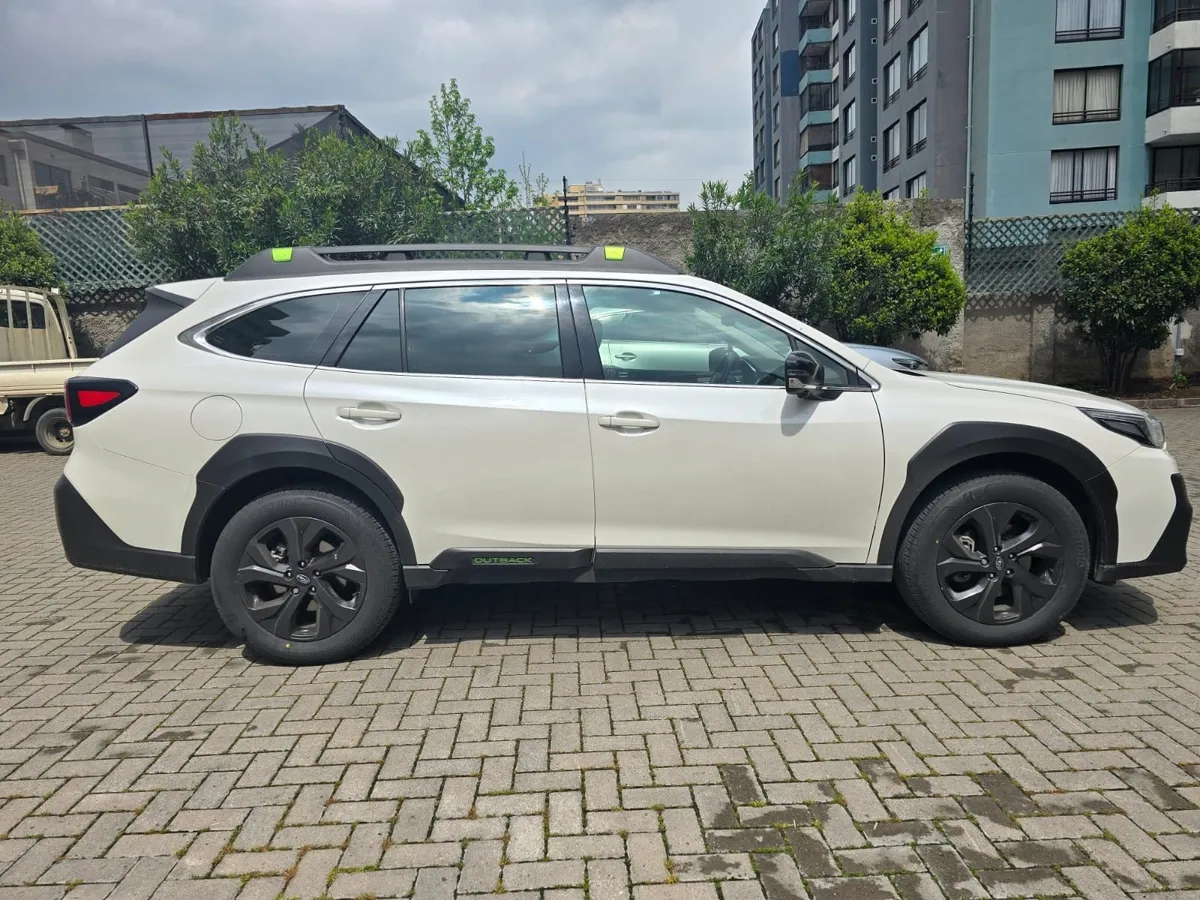 SUBARU OUTBACK  año 2023